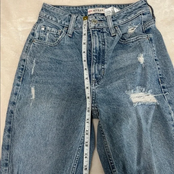Guess 90s Style Mom High Rise Distressed Jeans Size 24 Light Wash - Picture 6 of 9